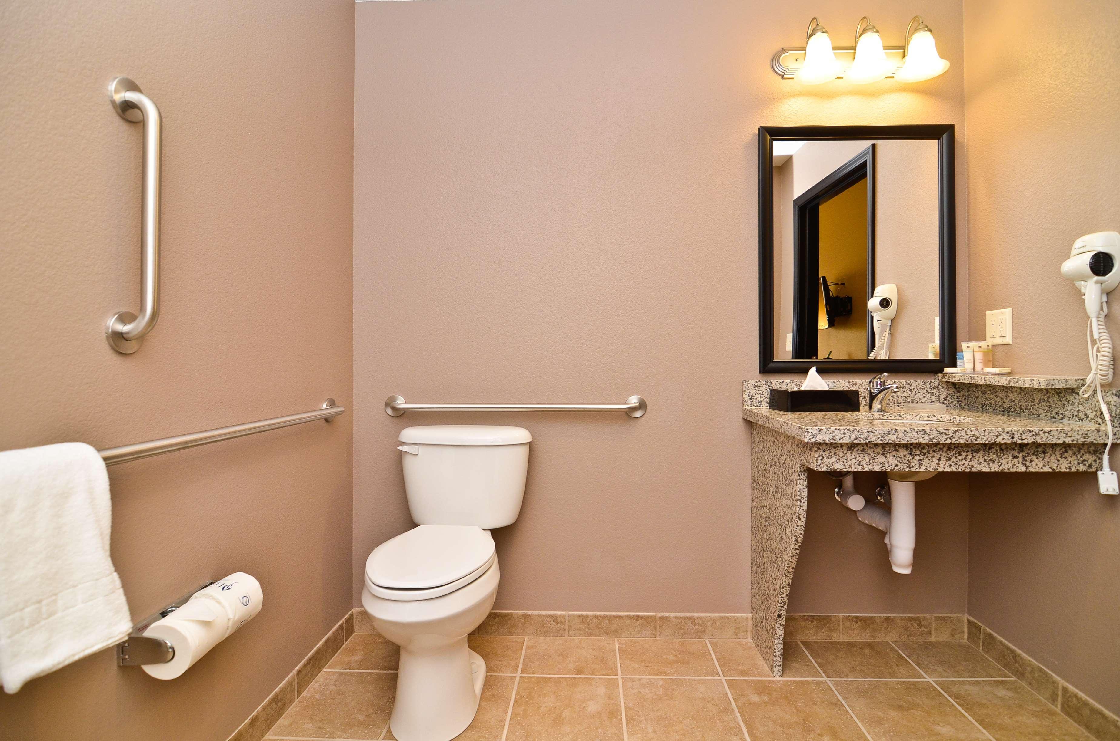 Best Western Plus Carousel Inn & Suites Burlington Room photo
